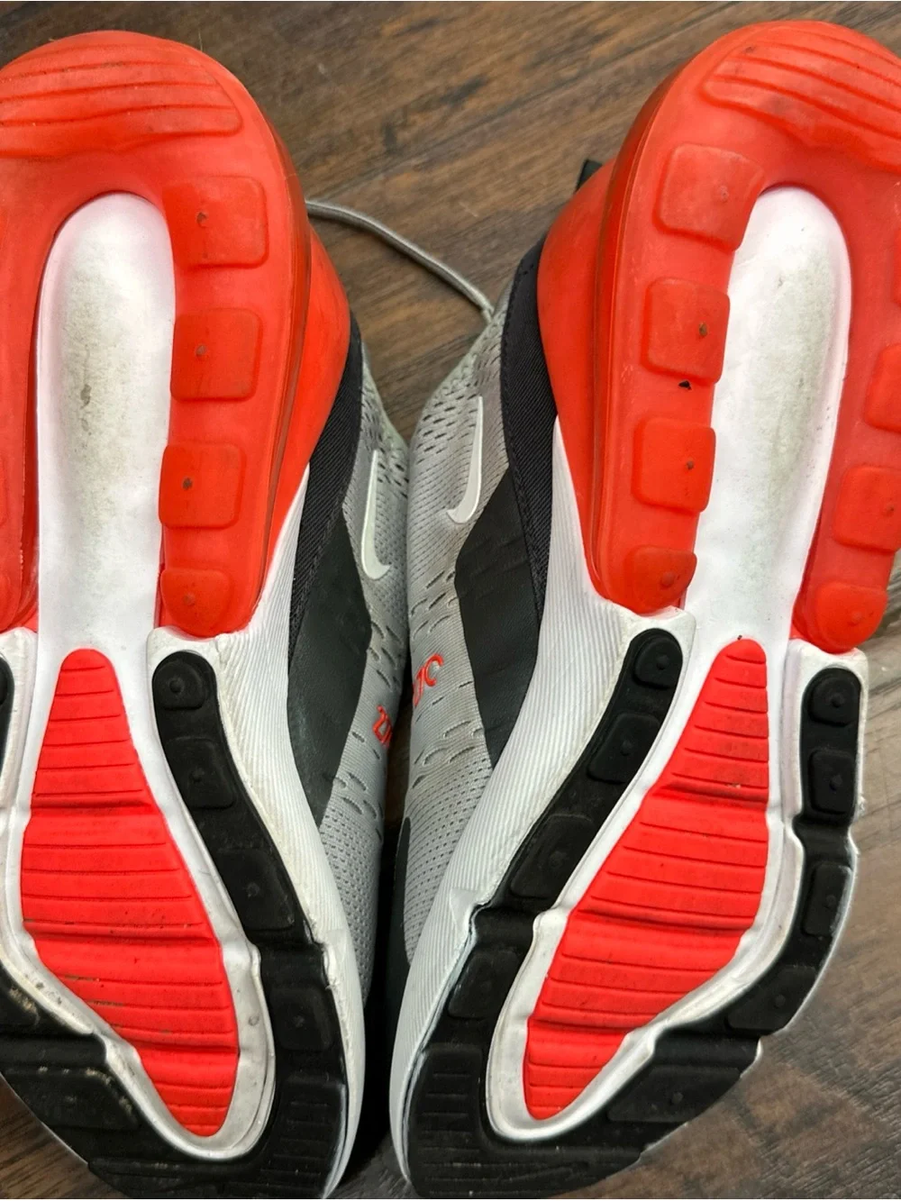 Nike Air Max 270 Wolf Grey Bright Crimson White Size 7y<<<<<412>>>>>>